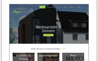 Architekturfirma Website-Startseite mit Neubauprojekt-Anzeige.