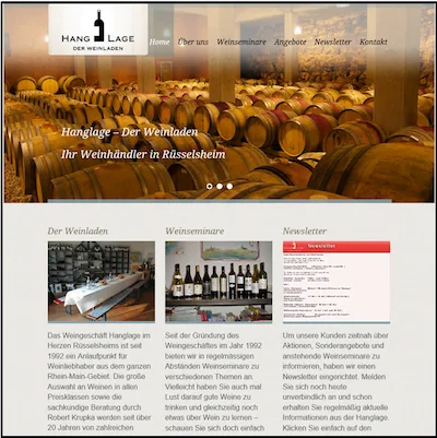 Weinkeller mit Holzfässern und Flaschenregalen.