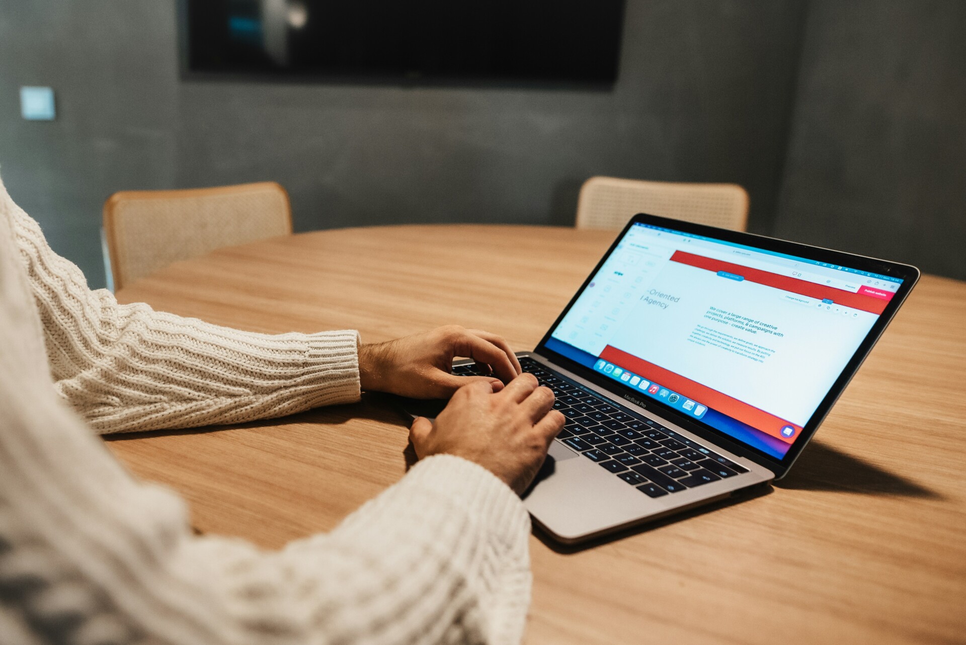 Mann arbeitet an Laptop im modernen Büro