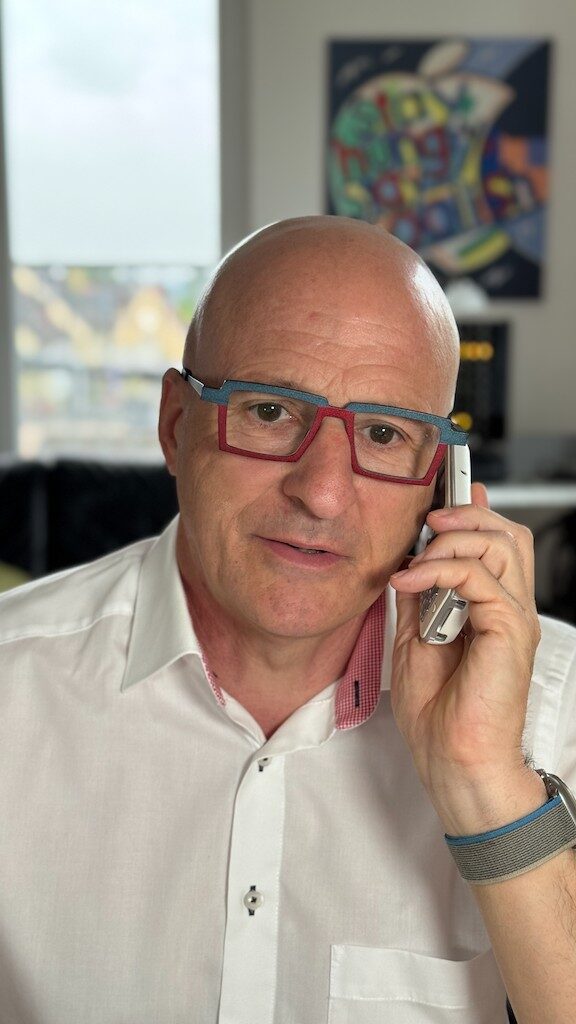 Peter Heck telefoniert im Büro